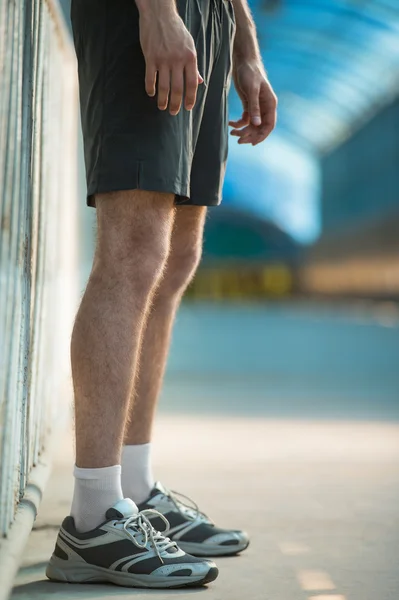 Uomo con paio di gambe atletiche — Foto Stock