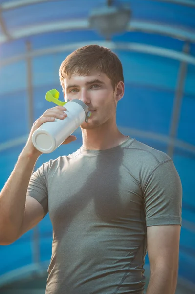 Atletico giovane uomo acqua potabile — Foto Stock