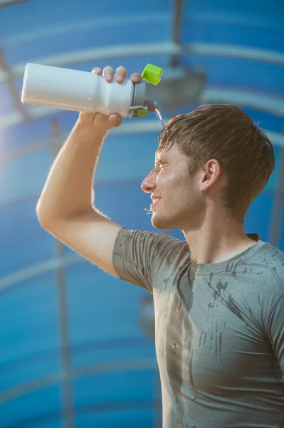 Atletische man gieten van water op zijn gezicht — Stockfoto