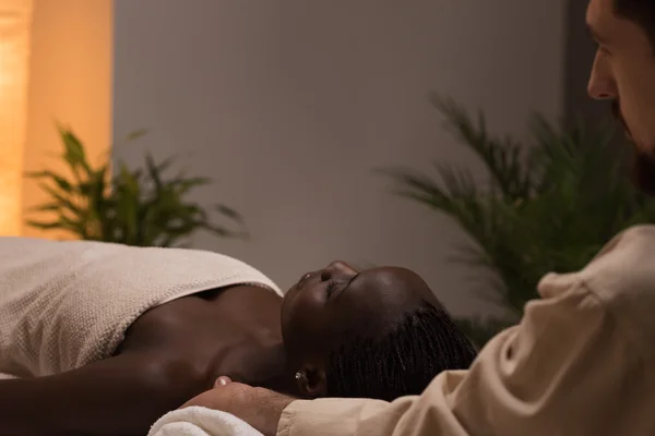 Woman enjoys shoulders massage — Stock Photo, Image