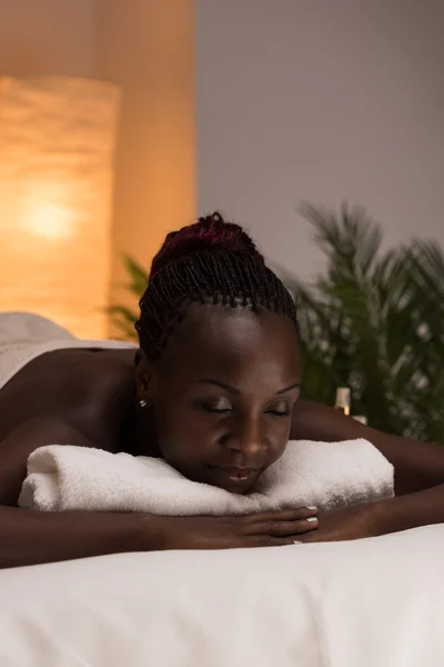 Mujer africana en salón de belleza —  Fotos de Stock