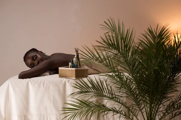Afričanka v salonu krásy — Stock fotografie