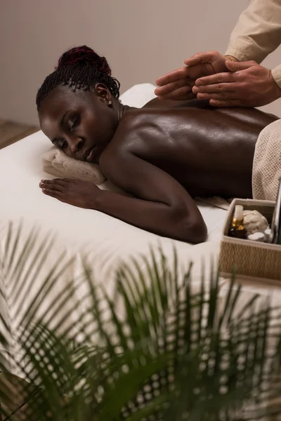 Жінка любить масаж спини тіла — стокове фото