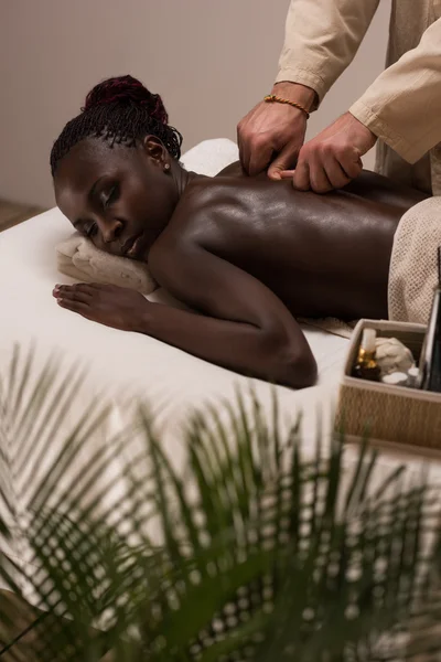 Жінка любить масаж спини тіла — стокове фото