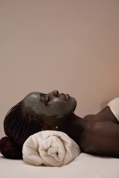 Жінка отримує грязьову маску в спа — стокове фото