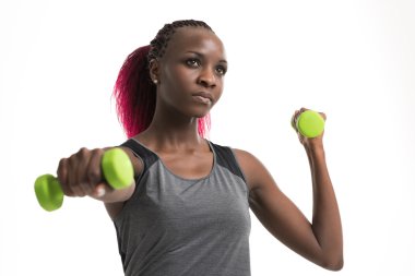 Sportif kız holding ağırlıkları