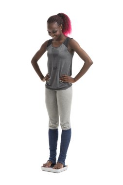 Terazinin üzerinde duran kadın