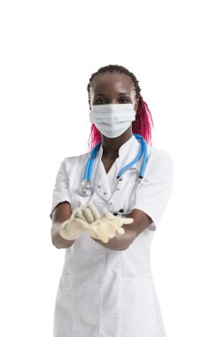 Afrikalı kadın doktor maskeli