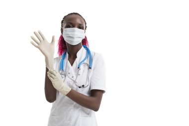 Afrikalı kadın doktor maskeli