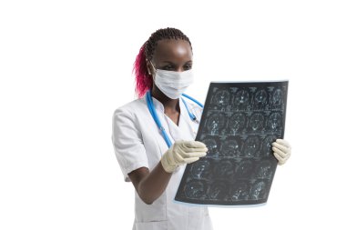 Doktor bakarak MRI beyin