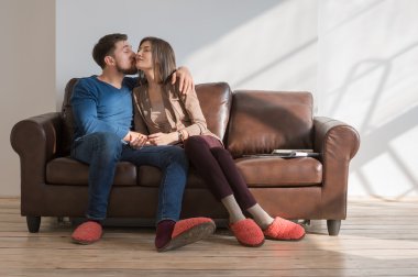 Koltukta oturan çift.