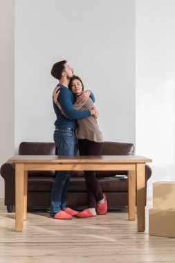 genç bir çift kucaklayan