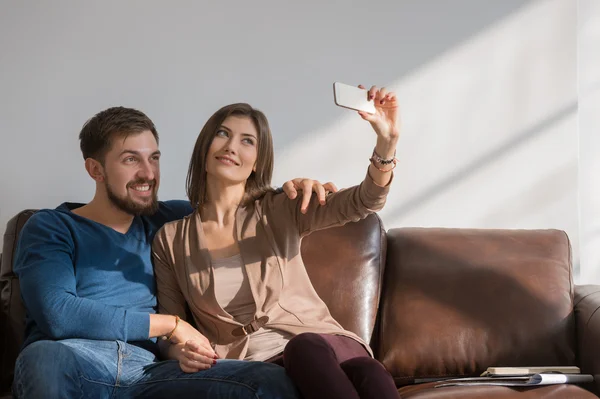 Paar macht ein Selfie — Stockfoto