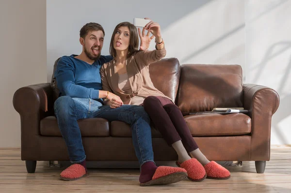 Coppia prendendo un selfie — Foto Stock