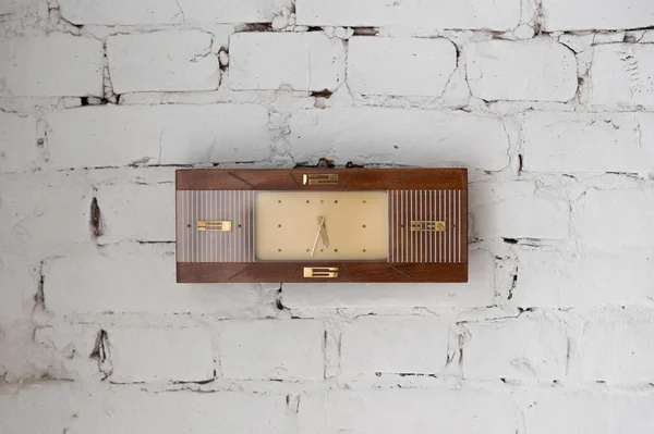 Vintage klok op de muur — Stockfoto