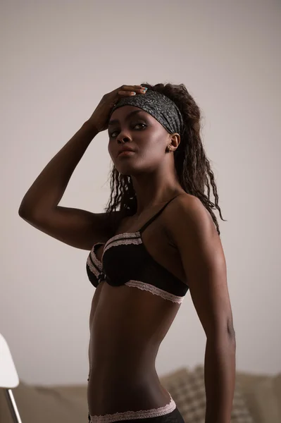 Modelo africano em lingerie — Fotografia de Stock