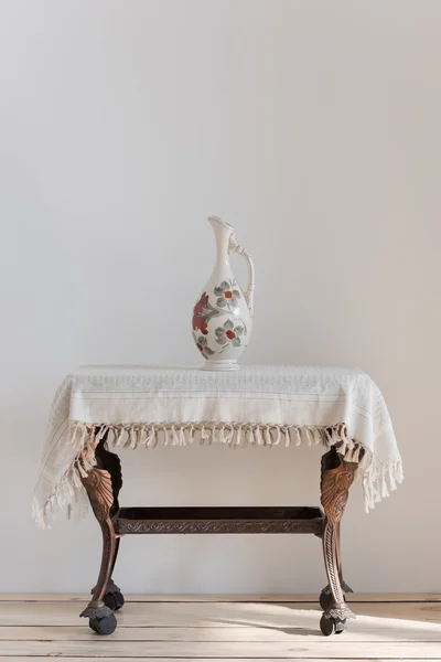 Старовинний стіл і ваза — стокове фото
