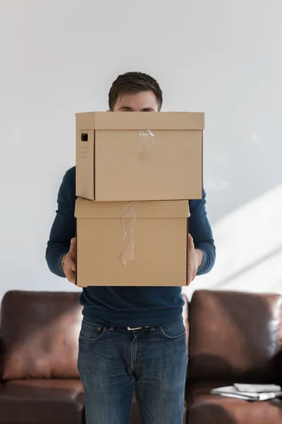 Mann mit Kiste — Stockfoto