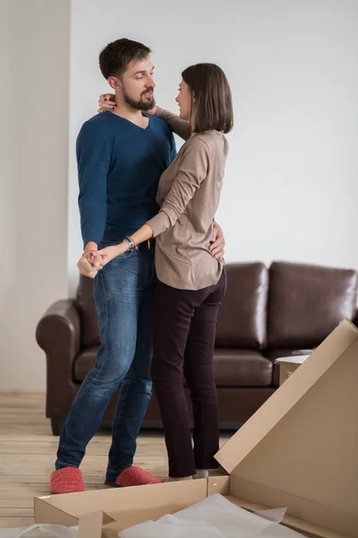 Casal em movimento na casa — Fotografia de Stock