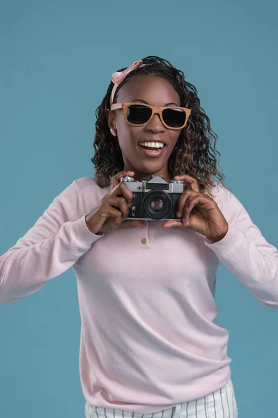 Woman using camera — Stock Photo, Image