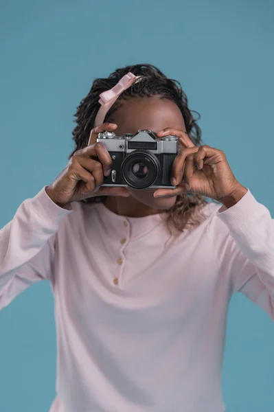 Mujer usando cámara —  Fotos de Stock