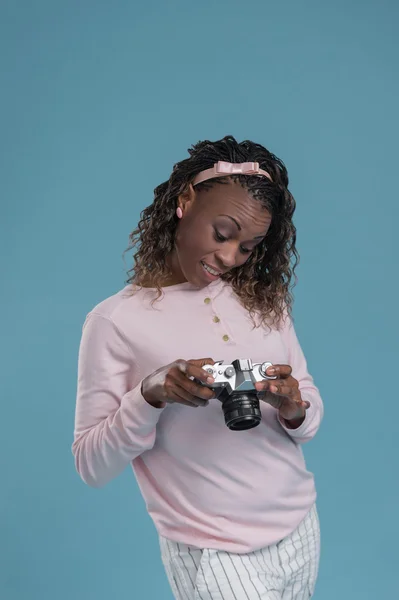 Vrouw met behulp van camera — Stockfoto