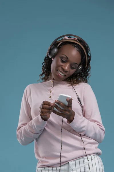 Woman with headphones  listening to music — Stock Photo, Image