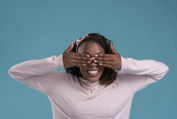 Afrikanerin versteckt Augen — Stockfoto