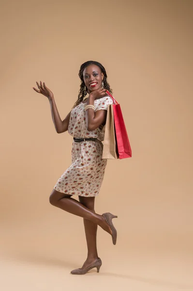 Mujer africana bolsas de compras —  Fotos de Stock