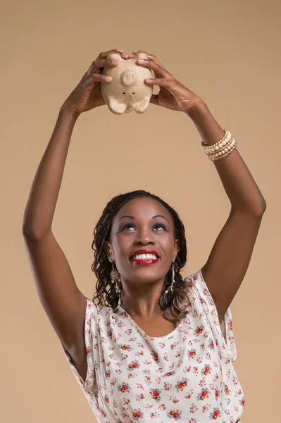 貯金箱貯金箱を持つアフリカの女性 — ストック写真