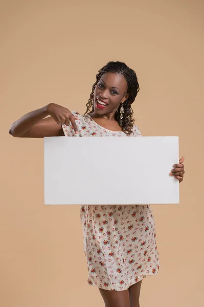 Mujer africana con tarjeta en blanco — Foto de Stock