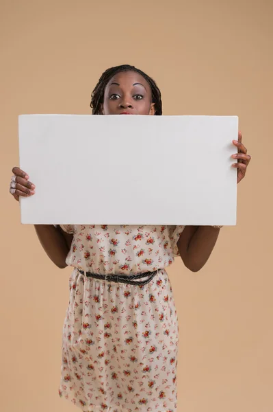 Mujer africana con tarjeta en blanco —  Fotos de Stock