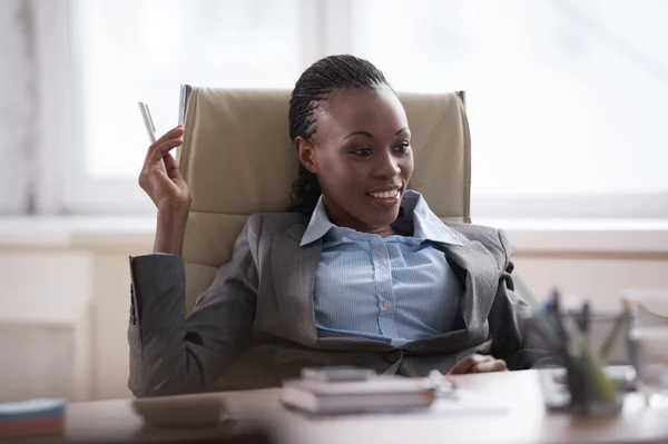 Pensando en la mujer de negocios trabajando —  Fotos de Stock