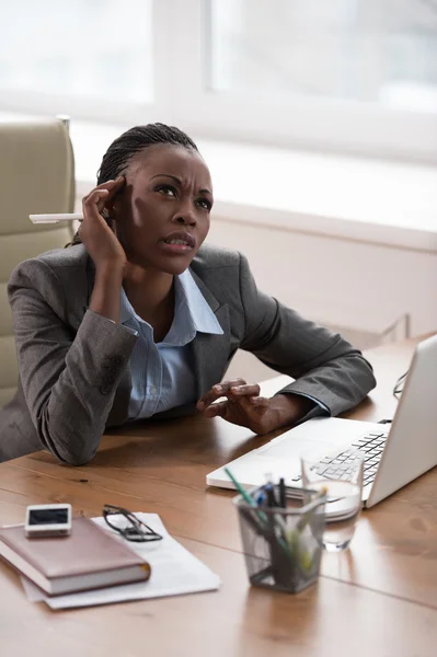 Pensando en la mujer de negocios trabajando —  Fotos de Stock