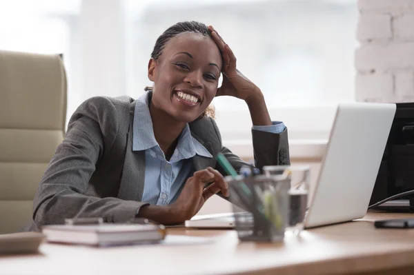 Pensando en la mujer de negocios trabajando —  Fotos de Stock