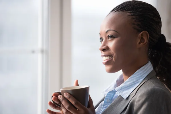 Zakenvrouw drinken koffie — Stockfoto