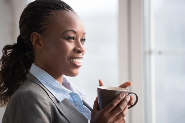 Businesswoman drinking coffee — Stock Photo, Image