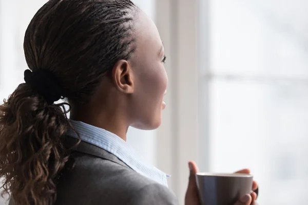 Femme d'affaires buvant du café — Photo