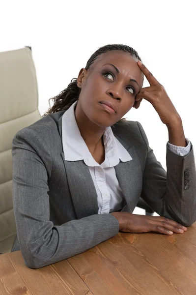 Mulher de negócios pensando na mesa — Fotografia de Stock