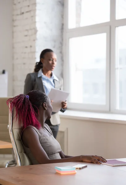 Colleghi che lavorano insieme — Foto Stock