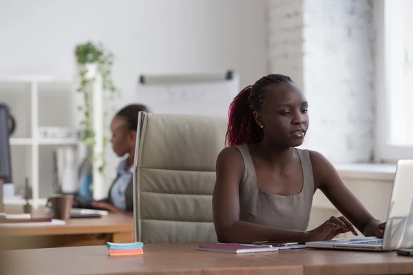 Femme d'affaires travaillant dans le bureau — Photo