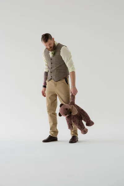 Groom playing with teddy bear — Stock Photo, Image