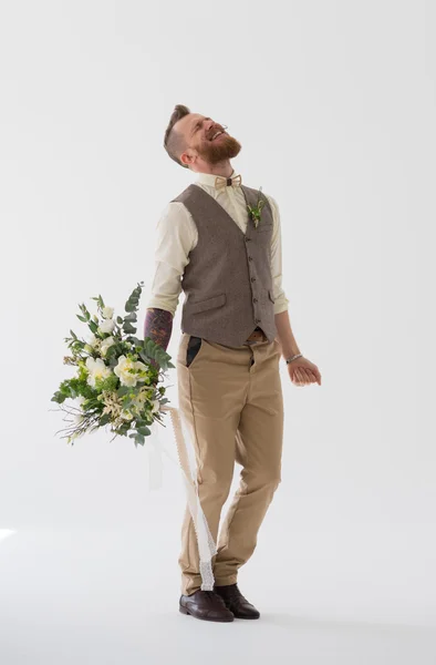 Modern groom portrait with bouquet — Stock Photo, Image