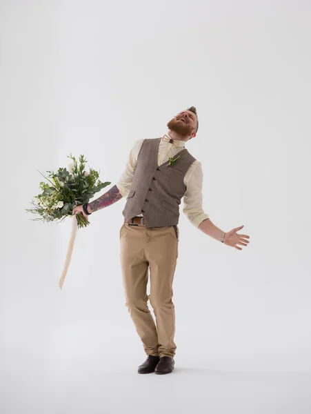 Portrait de marié moderne avec bouquet — Photo