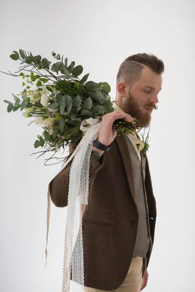 Moderne bruidegom met boeket — Stockfoto