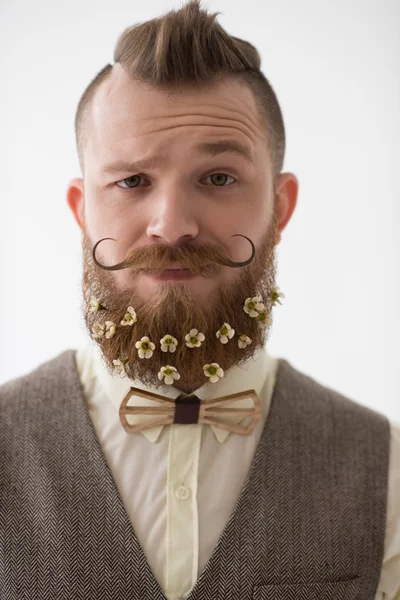 Mannen med skägg i blommor — Stockfoto