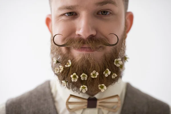 Man met baard in bloemen — Stockfoto