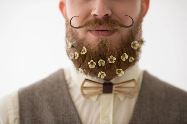 Mannen med skägg i blommor — Stockfoto