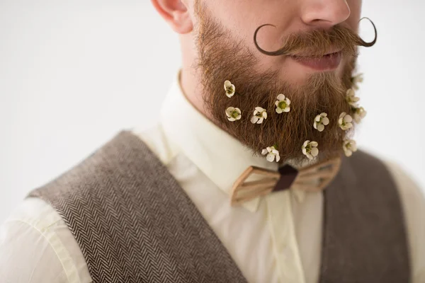 Mannen med skägg i blommor — Stockfoto