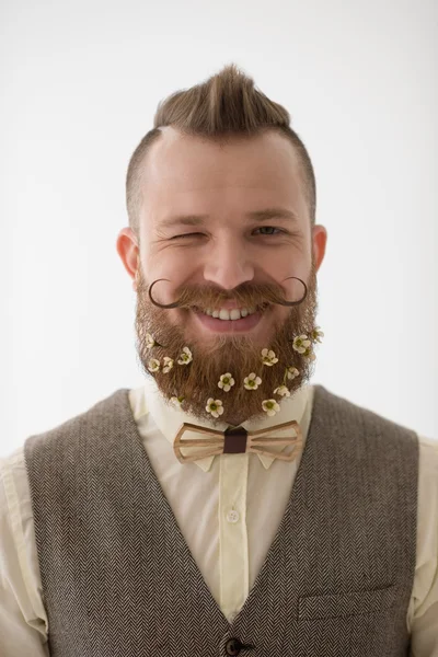 Mannen med skägg i blommor — Stockfoto